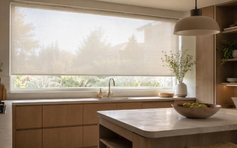 Privacidad y luz en cocinas de planta baja: el papel de los estores traslúcidos