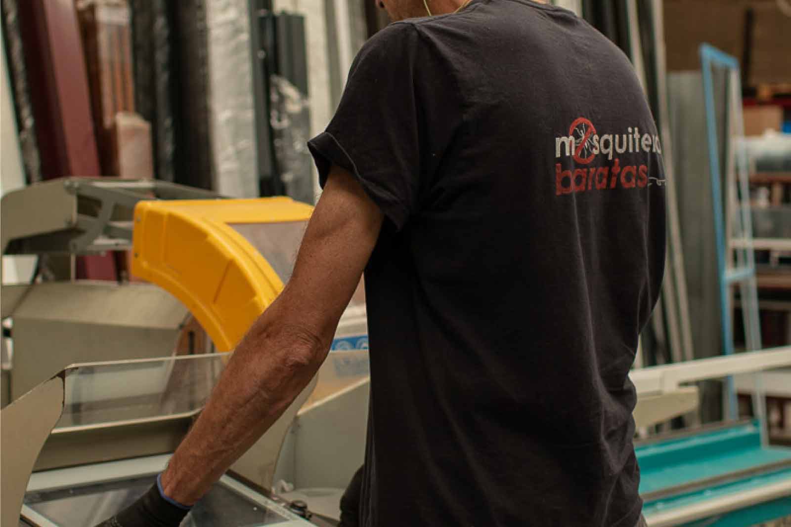 Trabajador manipulando máquina de corte
