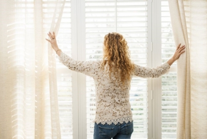 ¿Estores o cortinas? Te ayudamos a decidirte