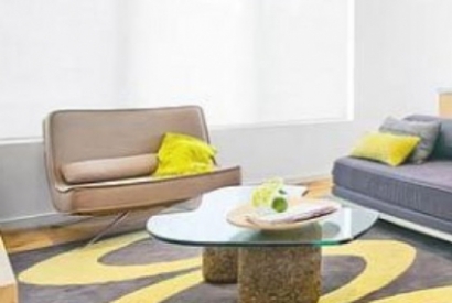 Decoración de salón amarillo y gris